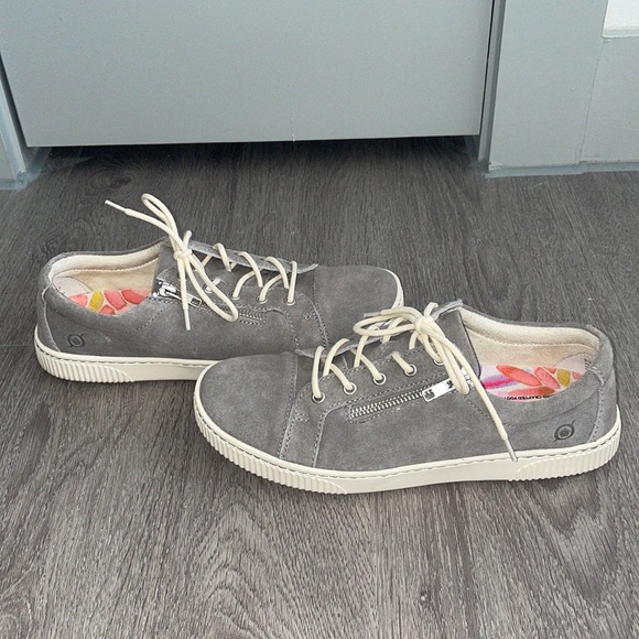 born tennis shoes with zipper